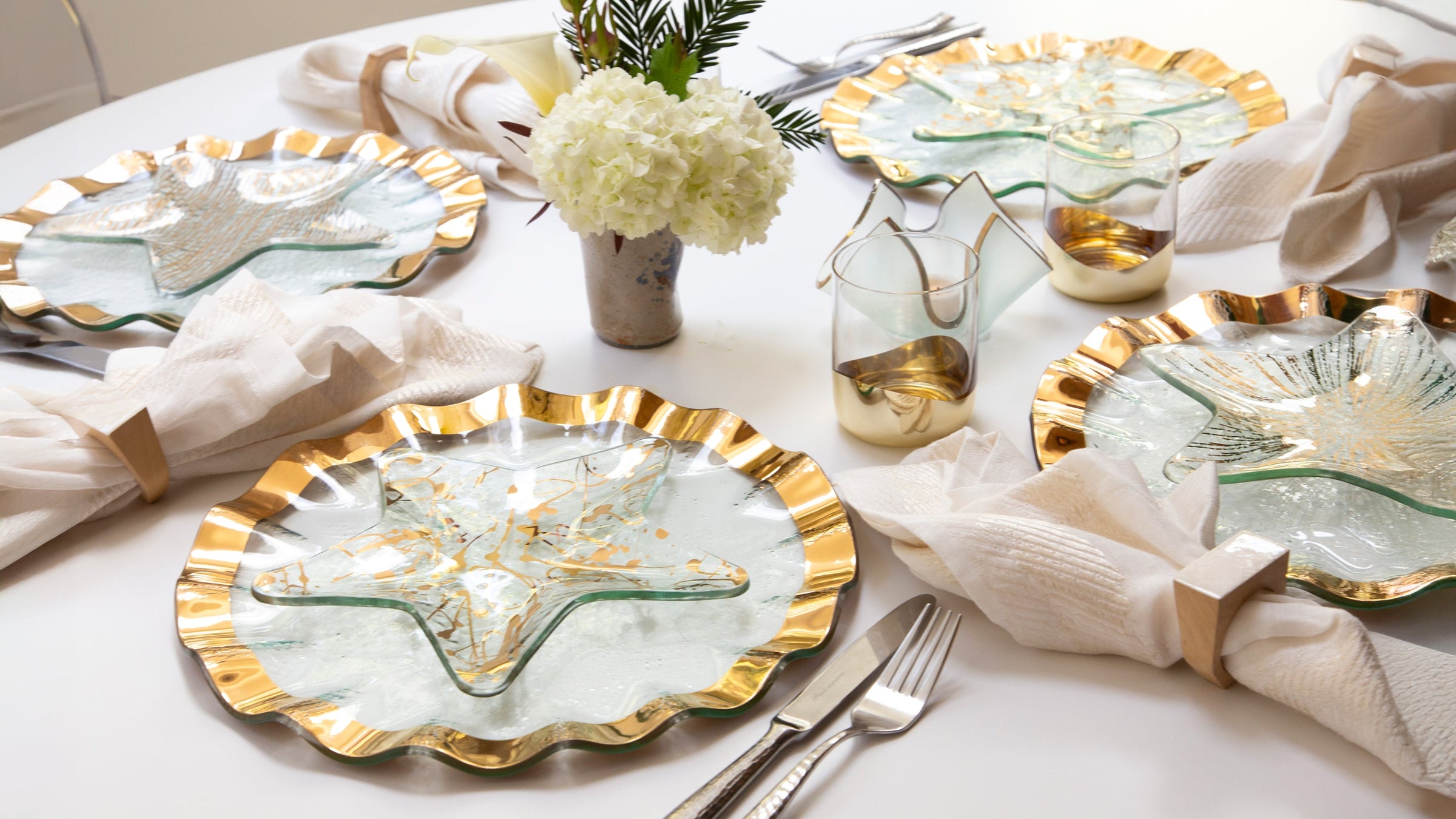 Holiday tablesetting showcasing Ruffle dinner plate and Jaxson Star