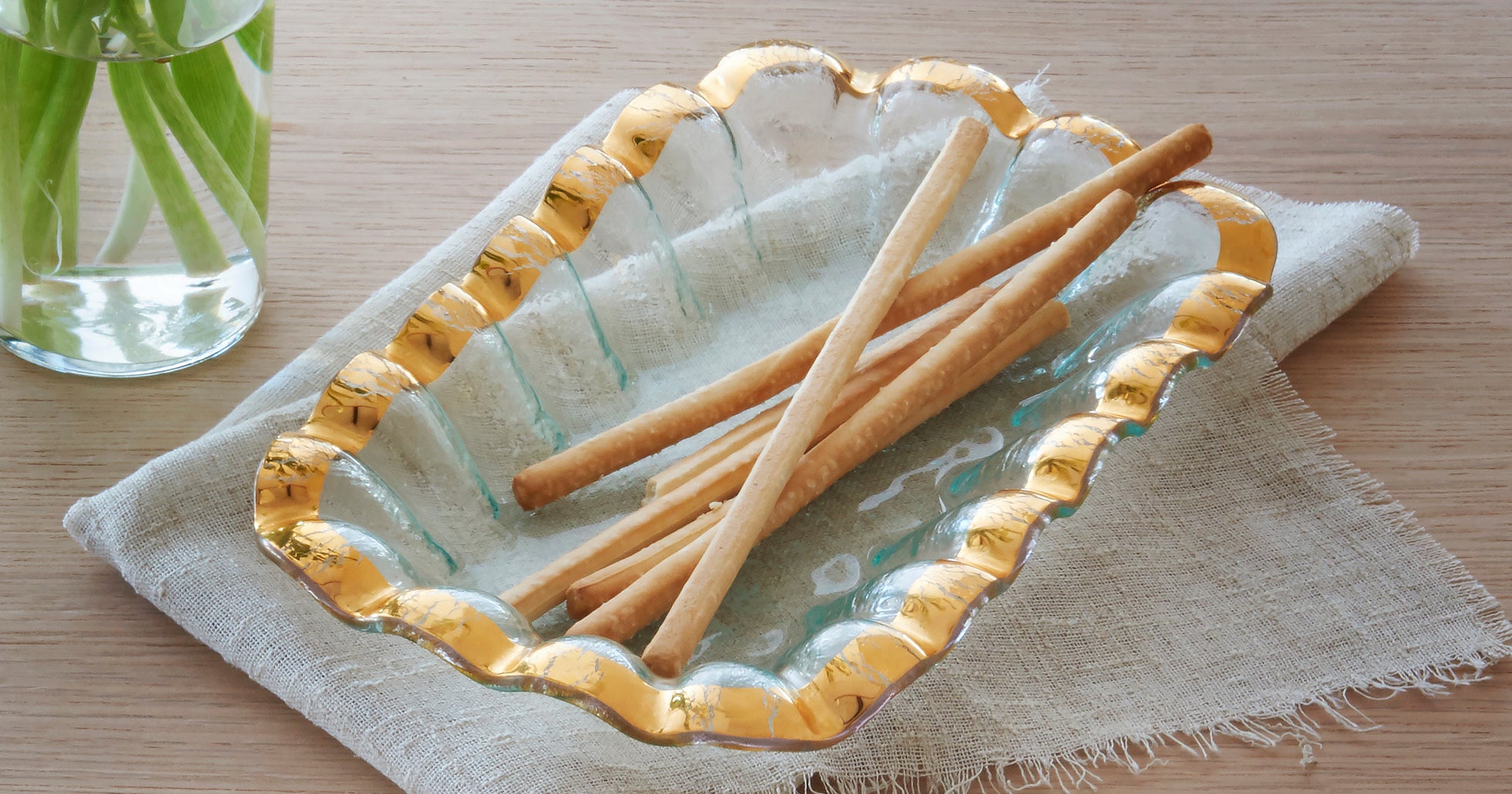 Ruffle dinnerware, iconic gold banded glass tablesetting