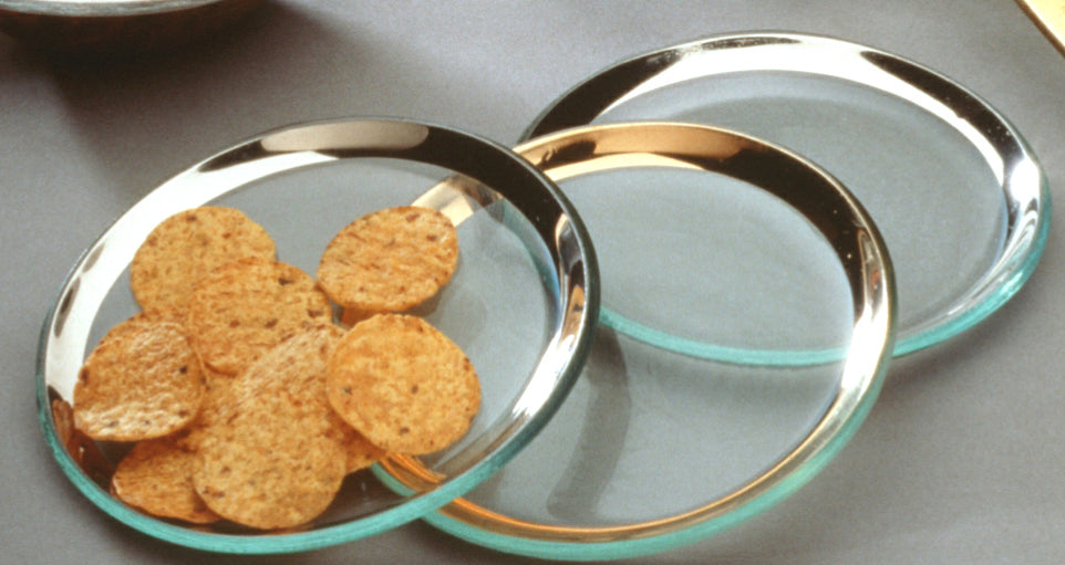 Small clear glass plates with platinum and 24k gold bands with crackers.