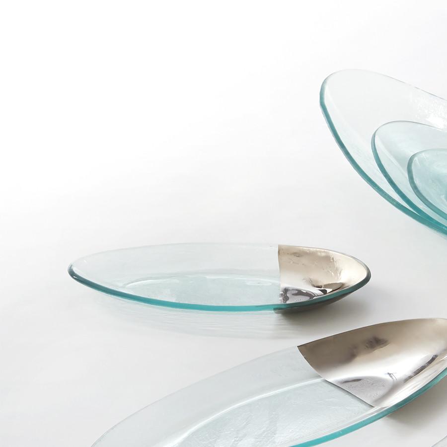 Mod small oval server with platinum to one side along the side of a large server.